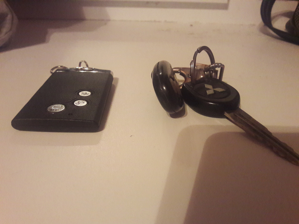 Сравнение ключа с брелком аллигатора и ключа-брелка от новой сигналки — Mitsubishi Lancer IX