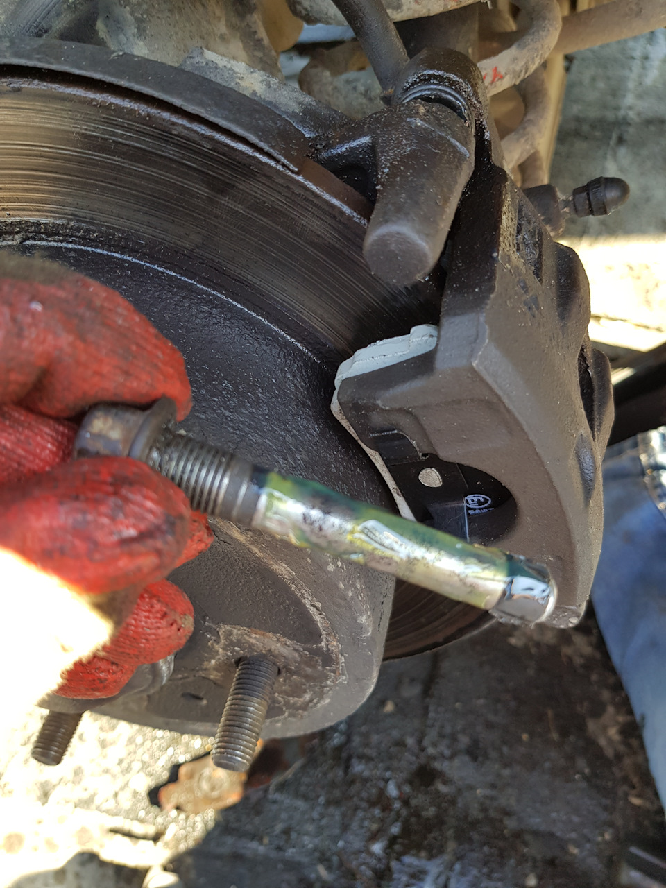 Залип направляющий суппорта. Заклинило направляющие суппорта. Заклинило направляющие суппорта. Пыльник направляющей суппорта ланос. Заклинило направляющие суппорта.