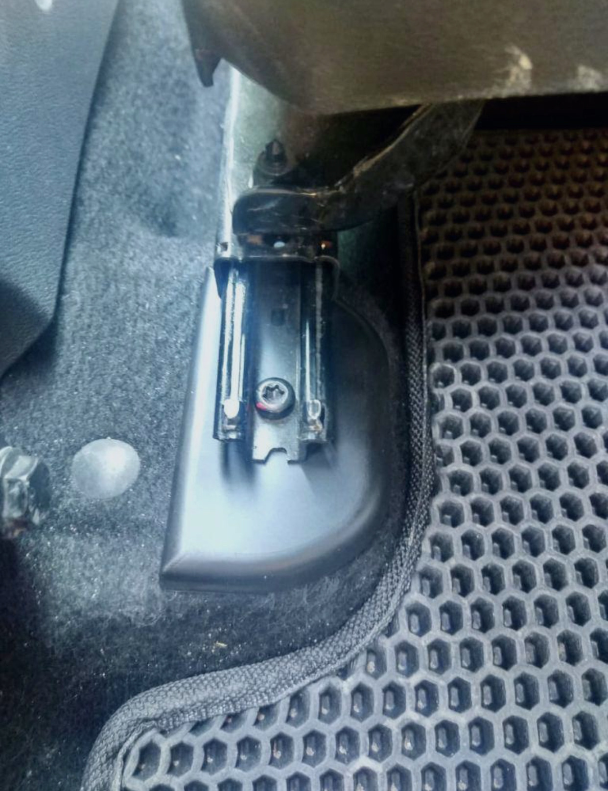 Крепления форточек 3 ряда ларгус. Крепление сиденья ларгус. Заглушка пола ларгус. Крепления для третьего ряда сидений в ларгус. Карманы передних сидений ларгус.