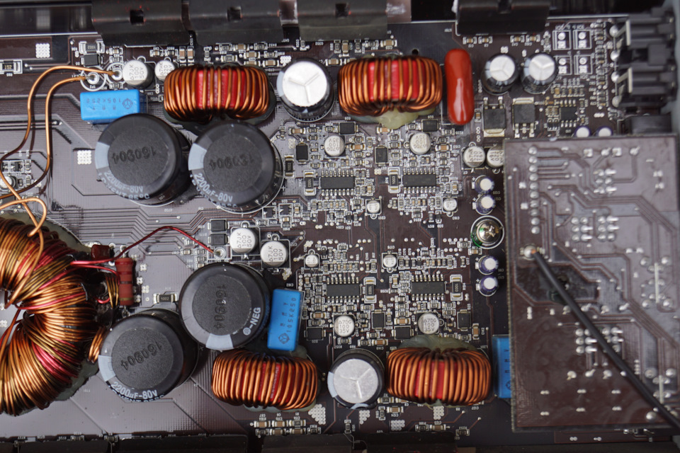 Вот такая грядка расположилась по центру платы — Lada Приора Купе