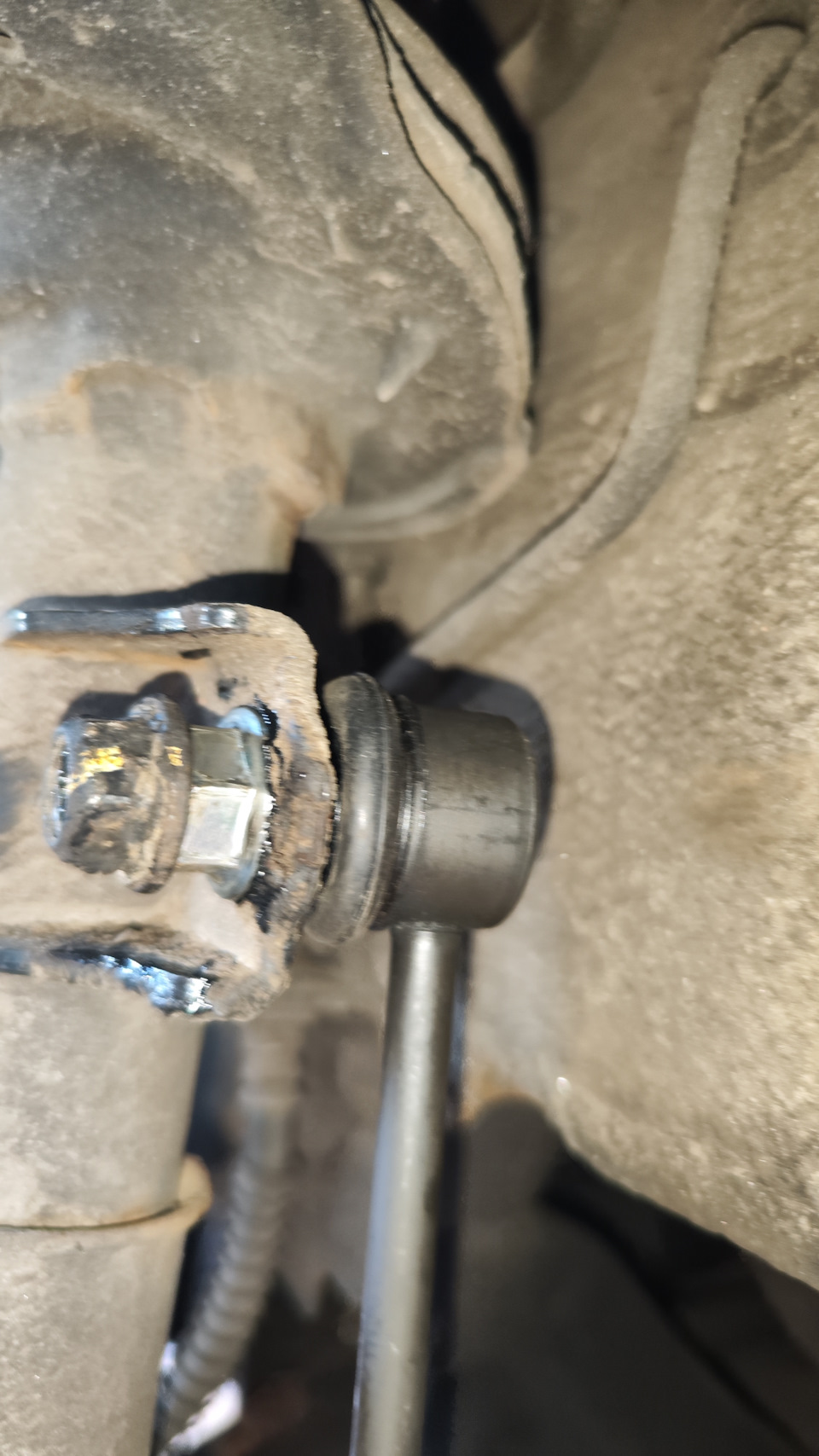 Лайфхак от мастера. Не выбрасывать гайки от оригинальных стоек, но использовать как контргайку. И резьба целее будет. — KIA Rio (3G)