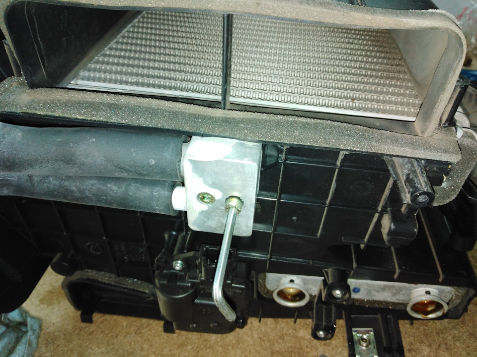 Испаритель ещё внутри, чтоб до него добраться, откручиваем 2 болта с внутренним шестигранником на 4, они тоже на клею — УАЗ Patriot