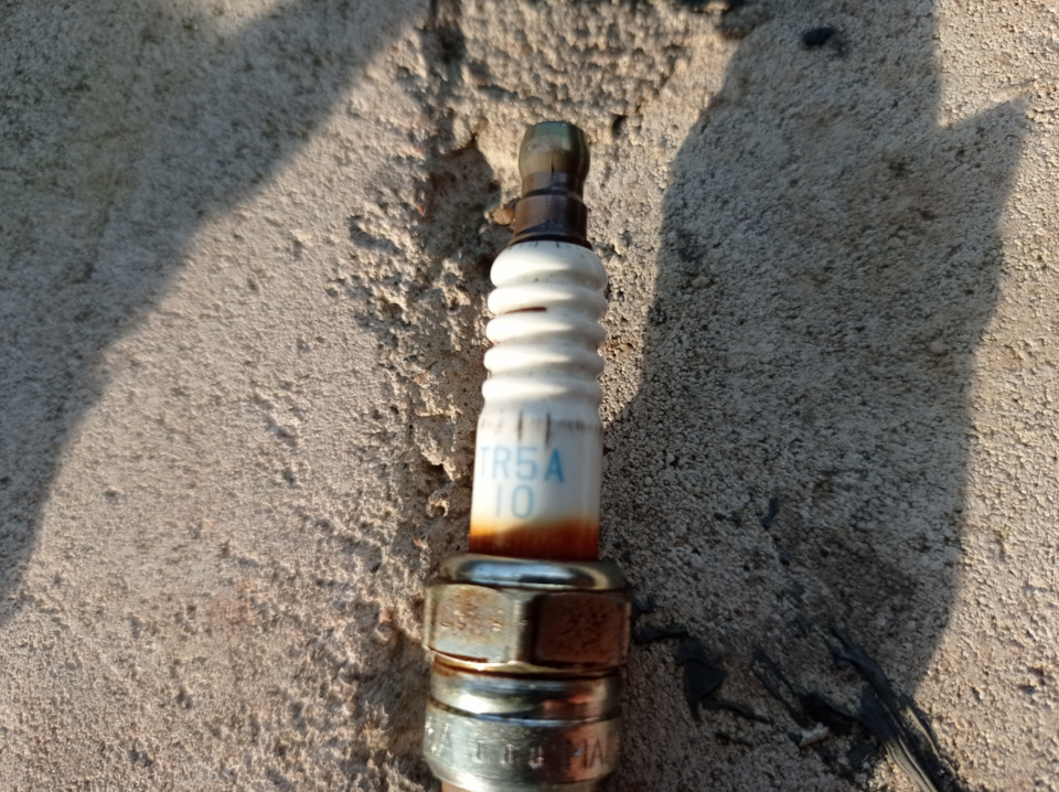 Замена свечей зажигания. Масло в свечных колодцах. — Ford Mondeo II, 1 ...