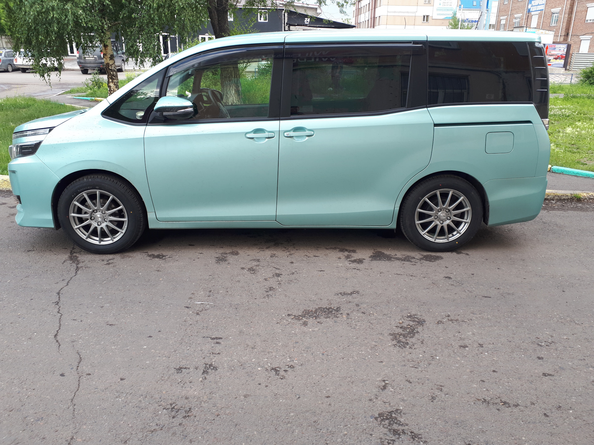 Toyota voxy 16’. Диски toyota voxy 2014. Toyota voxy 3g. Диски для тойота вокси. Тойота вокси диски на 17.