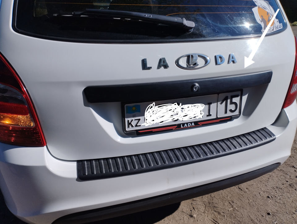 Накладка задней крышки багажника — Lada Калина Универсал (2G), 1,6 л ...