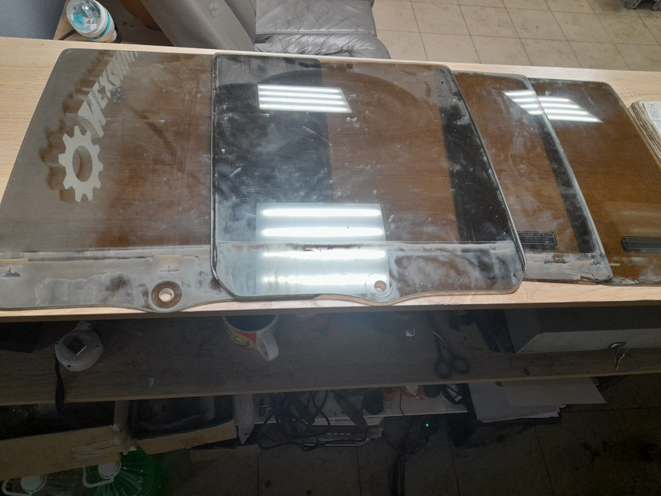 Стекло с заводской тонировкой на Jeep Cherokee (XJ). Б/у | 500 ₽ в ...