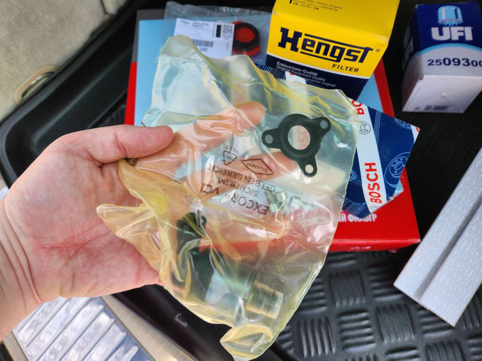 Впускной коллектор, теплообменник, регулятор давления топлива ...