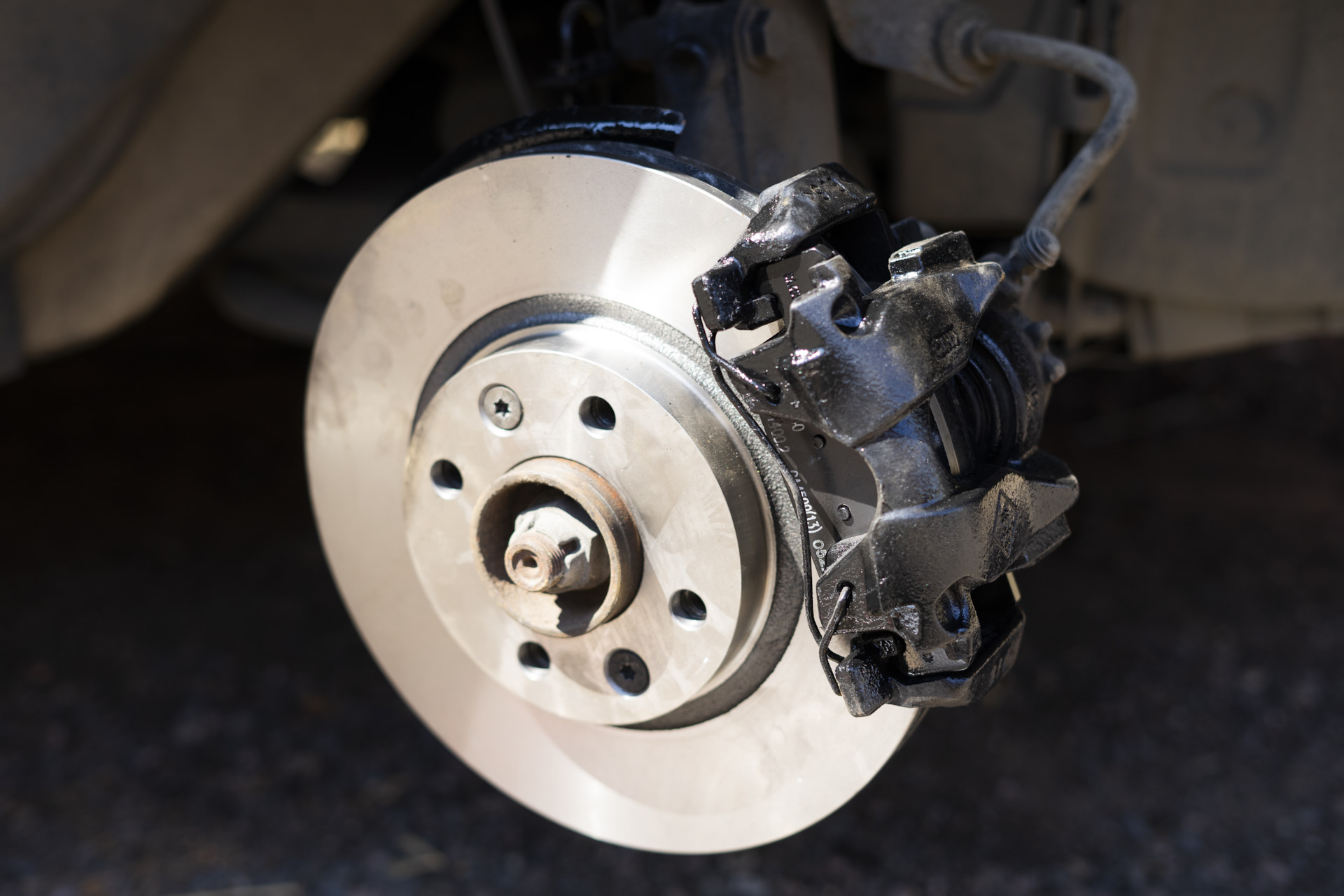 8 задние тормозные диски. Передний тормозной диск рено логан 1. Колодка больше диска. Рено лагуна 2 1. Замена передних колодок рено флюенс.