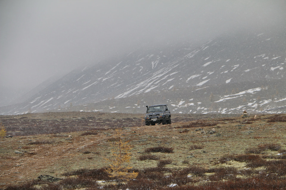 Попали в метель. Видимость резко ухудшилась. Позабавило, что если оставить небольшую щёлку, опустить стекло всего на пару сантиметров, тогда даже ветровики на дверях не помогают- ветер закидывает в салон сотнями диверсантов-снежинок :) — Toyota Land Cruiser 80