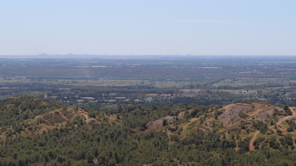 Впереди также виднеются подъемные краны порта Фос-сюр-Мер (Fos-sur-Mer) рядом с Марселем. — Audi A4 (B9)