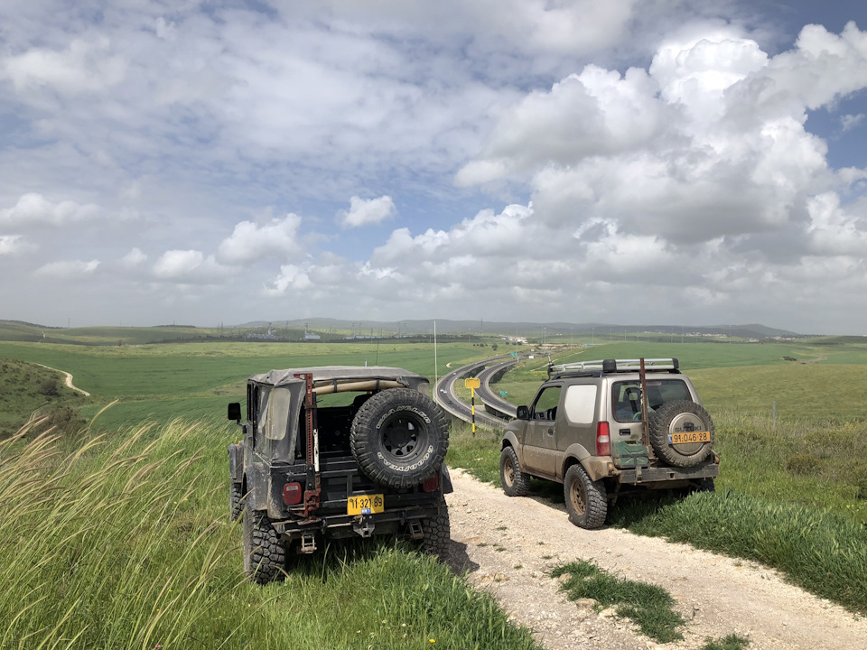 катаемся бесплатно))) вдоль платной автодороги, шоссе №6…недалеко от города Йокнеам — Suzuki Jimny (1G)