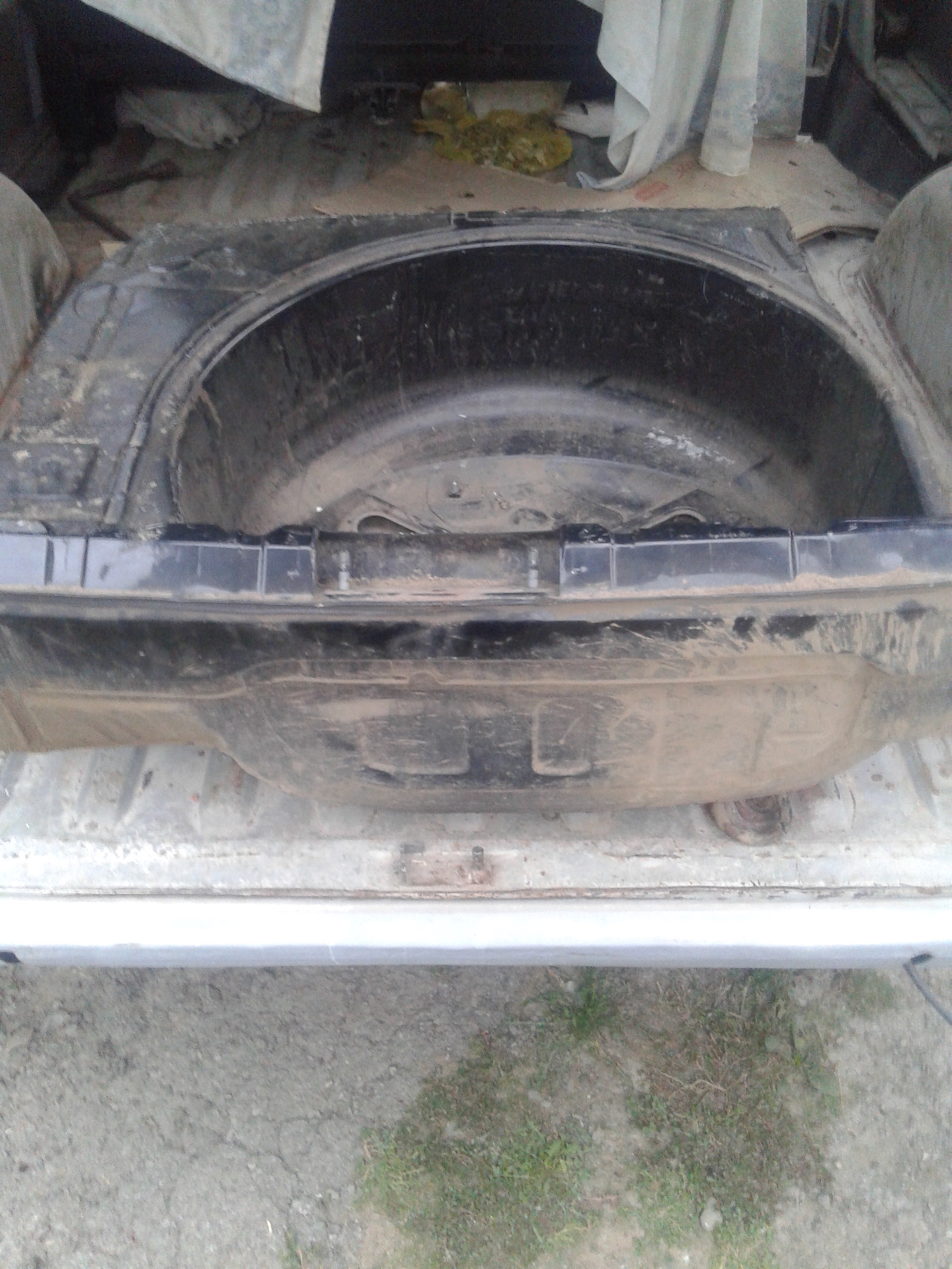 корыто под запаску. под запаску корыто 2108. москвич 2141 ниша запаски.