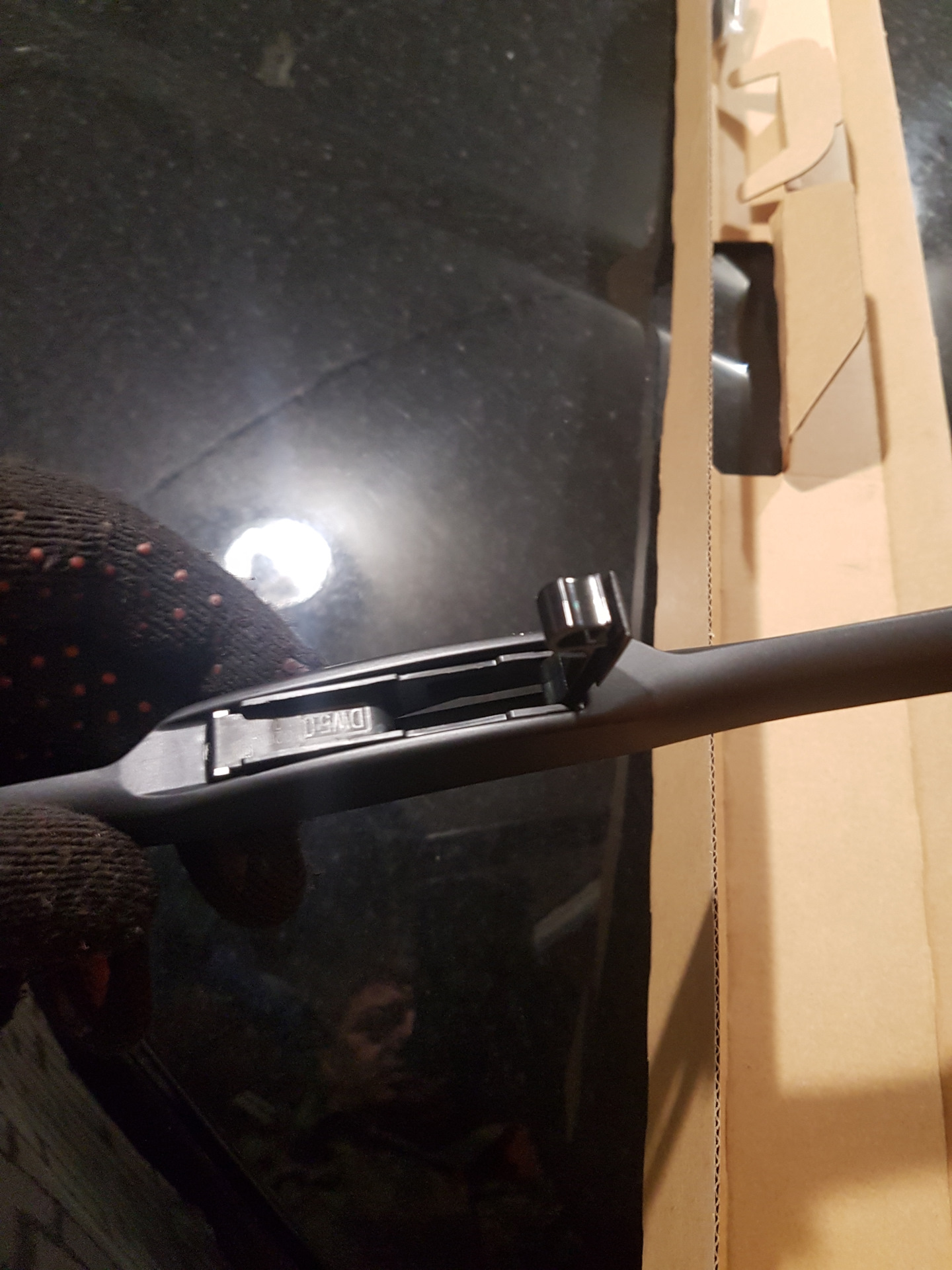 Дворники паджеро спорт. Держатель дворника Паджеро спорт 1. Паджеро спорт 3 доводчик дворников. Крепление дворников на Паджеро спорт 1 поколения. Щетки стеклоочистителя на Паджеро спорт 2014.