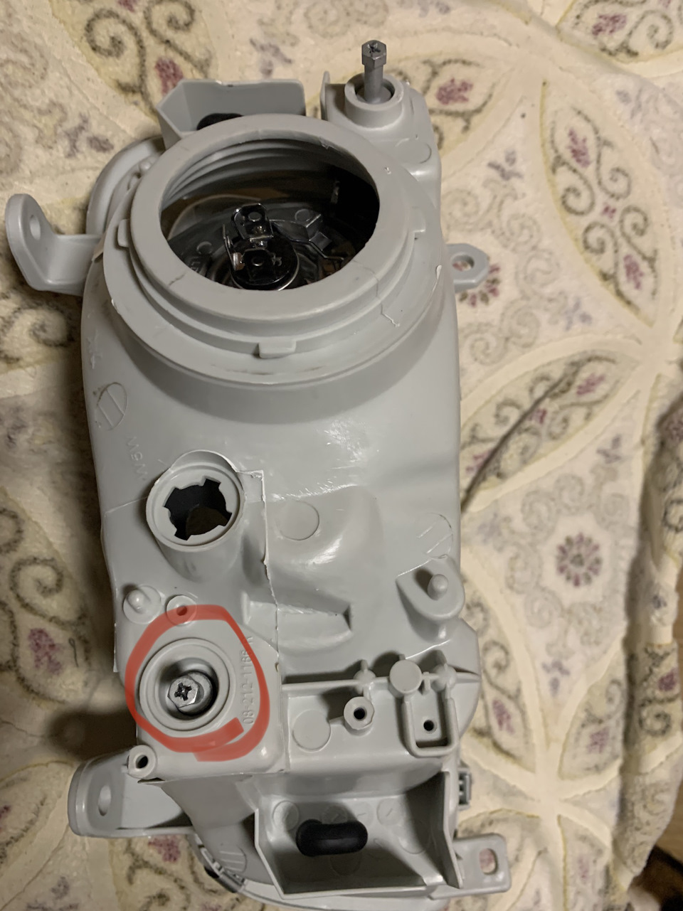 Как вынуть этот винт из фары? — Toyota RAV4 (I), 2 л, 1994 года ...