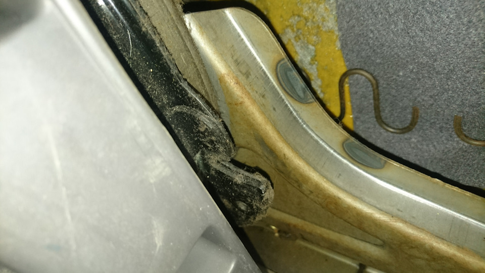 Стопор и паз фиксатора в положении лицом вперёд по ходу движения — Honda Stepwgn (1G)