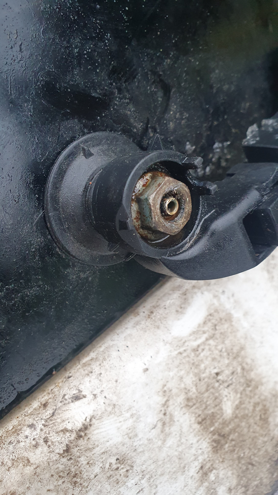 откручиваем гайку — Audi Q5 (1G)