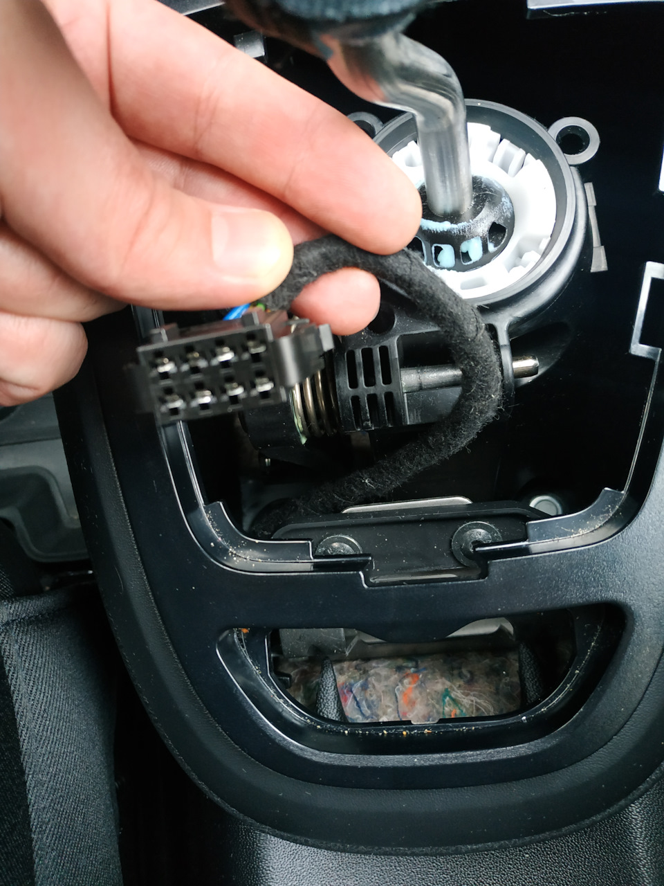 Выводим жгут проводов, как показано на фото — Lada Vesta SW (1G)