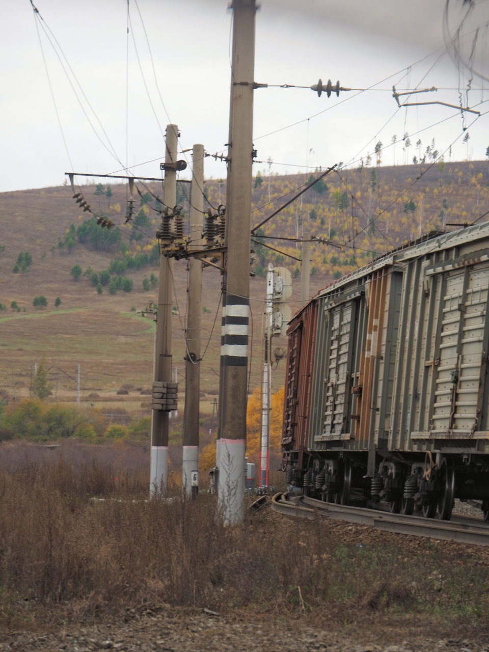 На переезде через Трансиб. На самом деле я стоял в деревне или посёлке, заехав туда просто посмотреть как живут люди в глубинке. К сожалению я не буду выкладывать деревню из за того, что просто обидно… Все брошено, магазин с минимальным набором продуктов, эх не хочется о грустном — Suzuki Alto (8G)