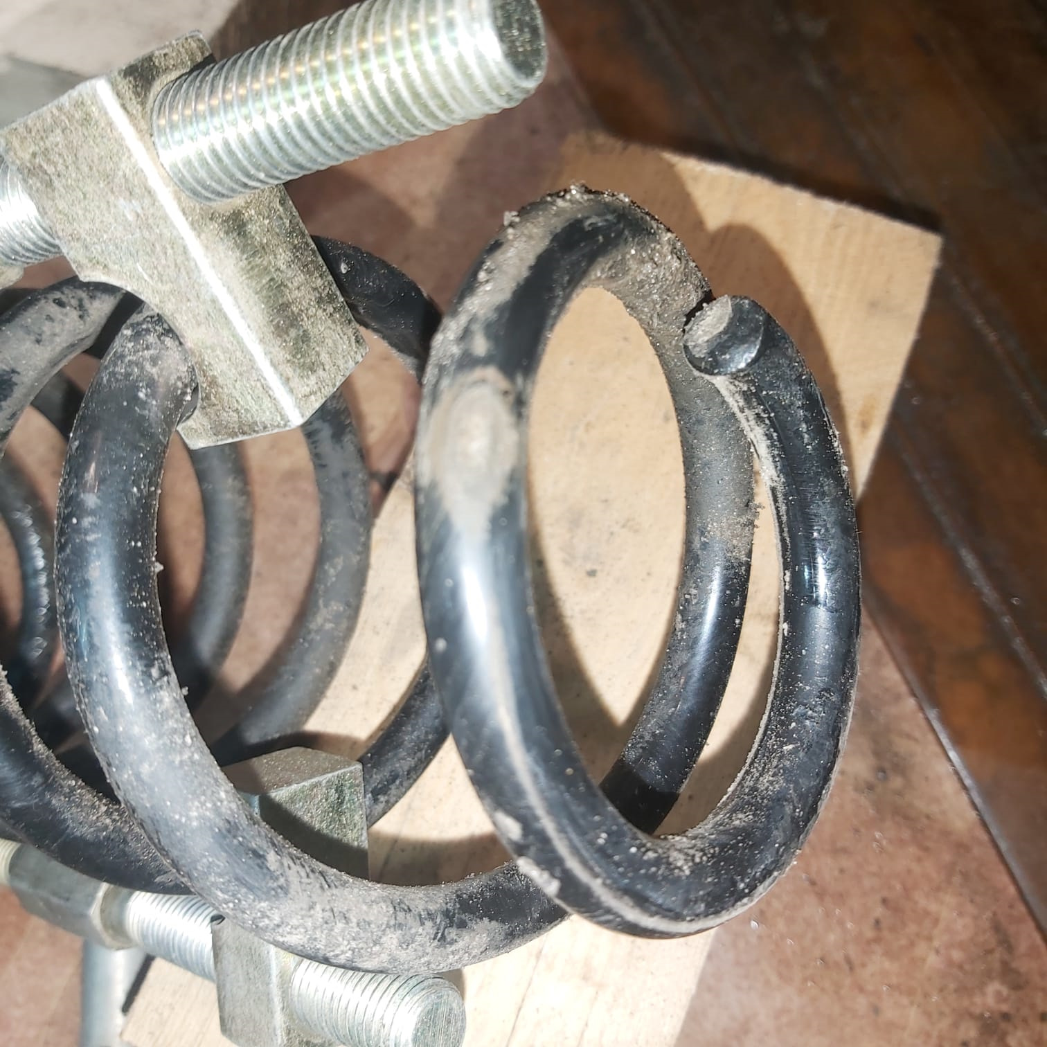 Стуки в задней подвеске. Замена опор задних пружин Polo sedan ...