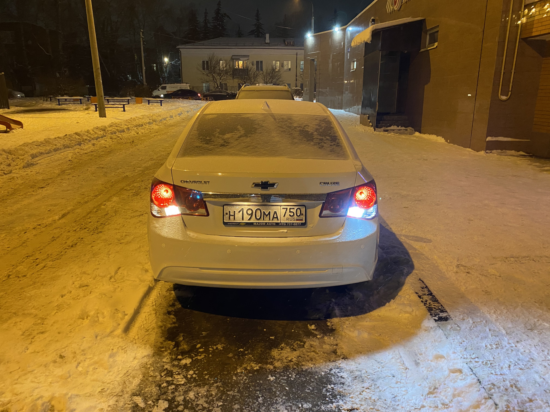 Как поменять лампочку заднего хода шевроле круз