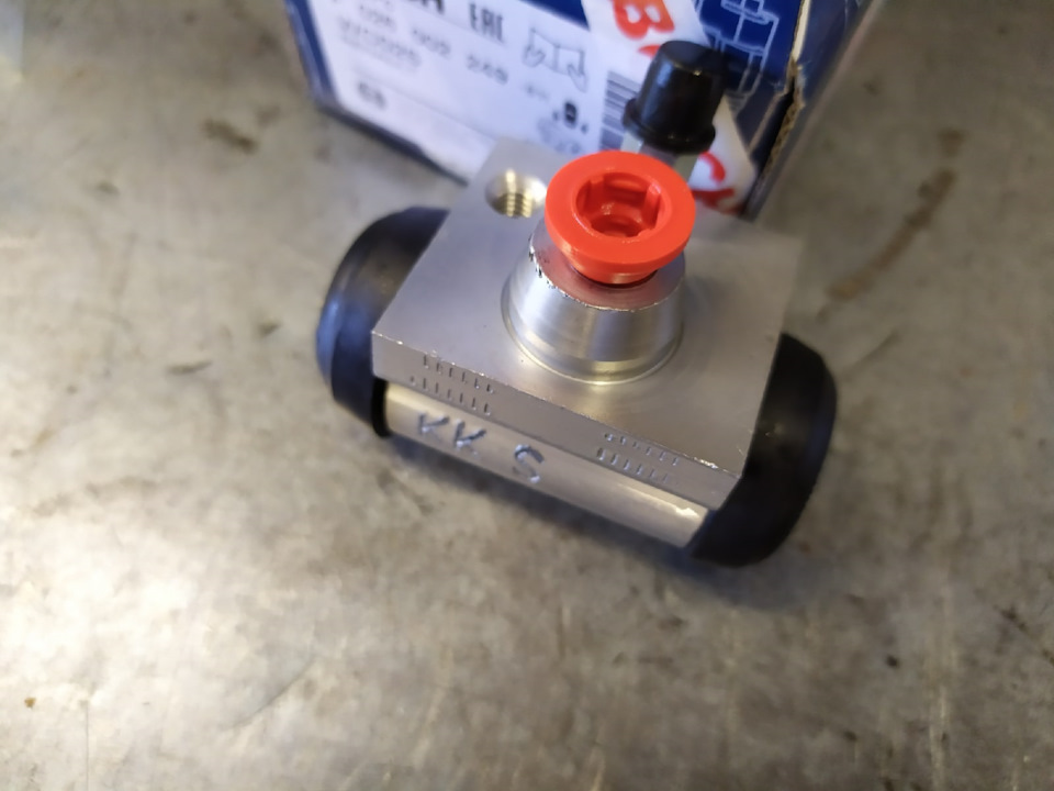 Задние тормозные цилиндры BOSCH F026002249 — Renault Logan (1G). Запчасти на фото: F026002249