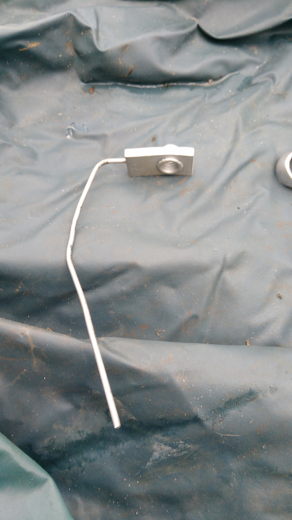 Так примерно нужно изогнуть закладную, чтобы она попала на нужное отверсьие — Haval F7 (1G)