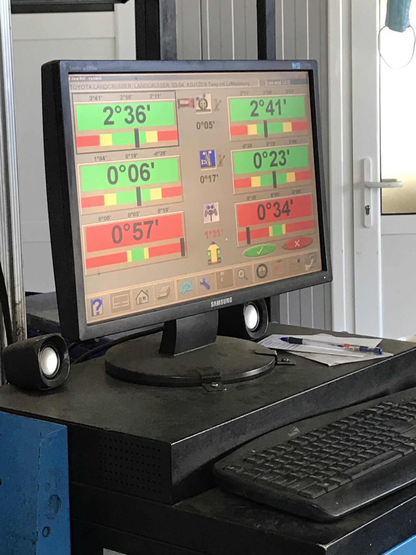 Развал схождение + Удаление скола на лобовом — Toyota Land Cruiser ...