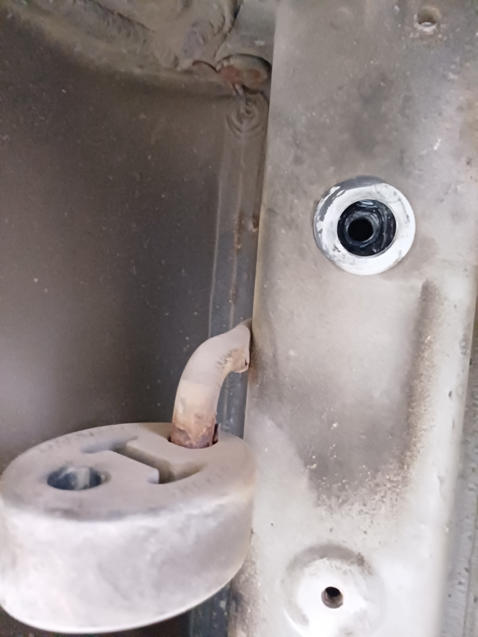 закладная усилителя заднего бампера находится под термоэкраном глушителя — Subaru Levorg (VM)