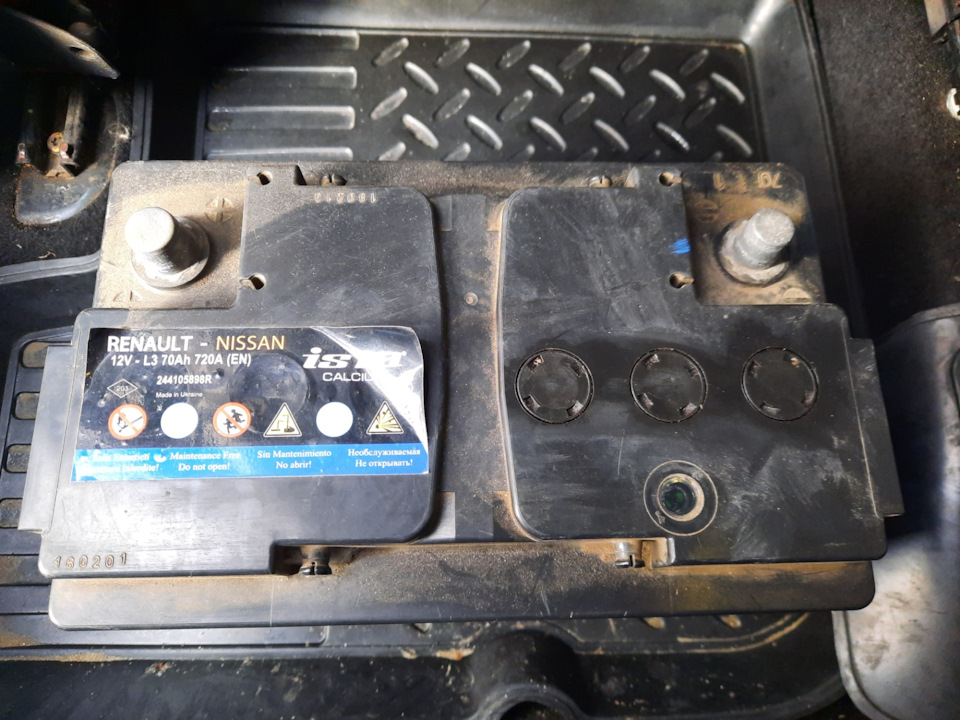 Замена аккумулятора — Renault Duster (1G), 1,6 л, 2013 года ...