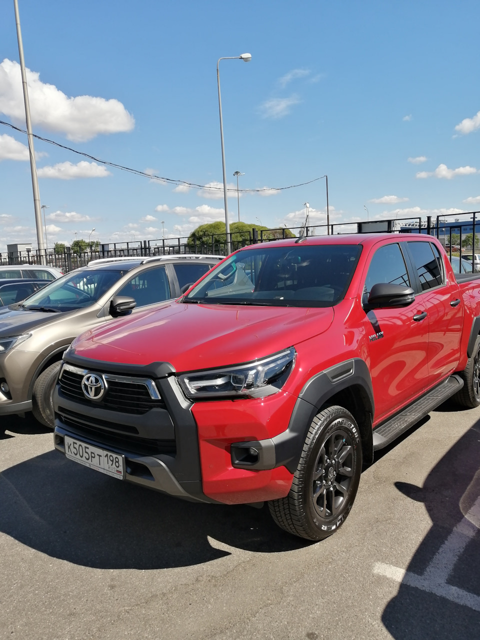 Красное(ая) и Белое(ая) — Toyota Hilux (8G), 2,8 л, 2020 года | покупка  машины | DRIVE2