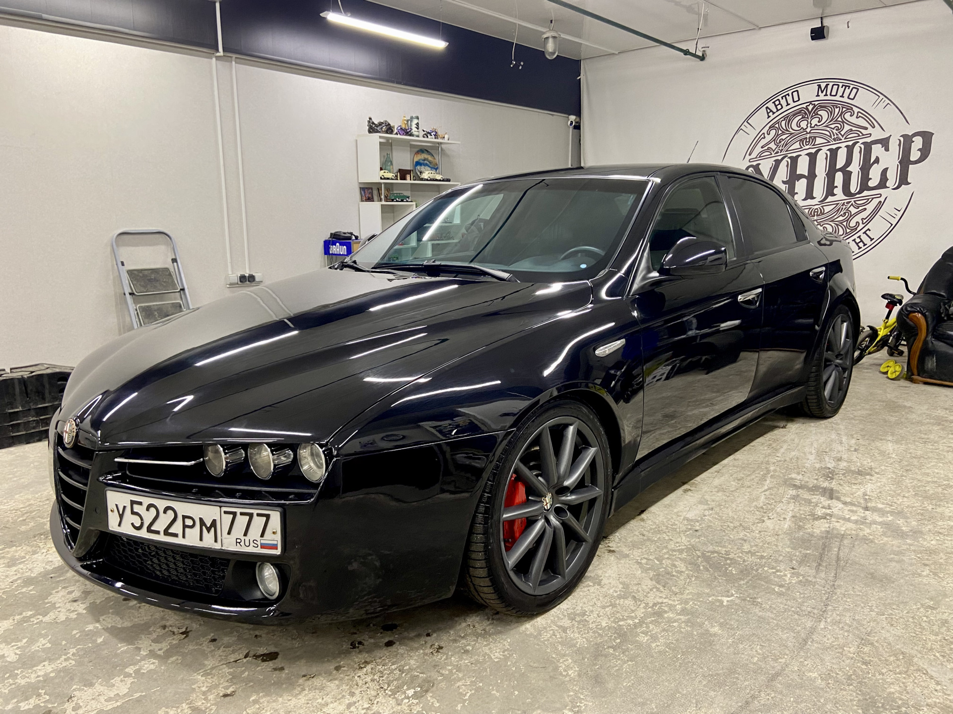 Альфа черного цвета. Alfa Romeo 159 2005. Альфа Ромео 159 тюнинг. Черный Альфа.