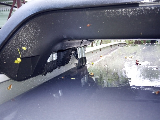 А вот как он крепится на рейлинги, снизу крючком прижимается к верхнему желобу рейлинга — Ford Galaxy (Mk III)