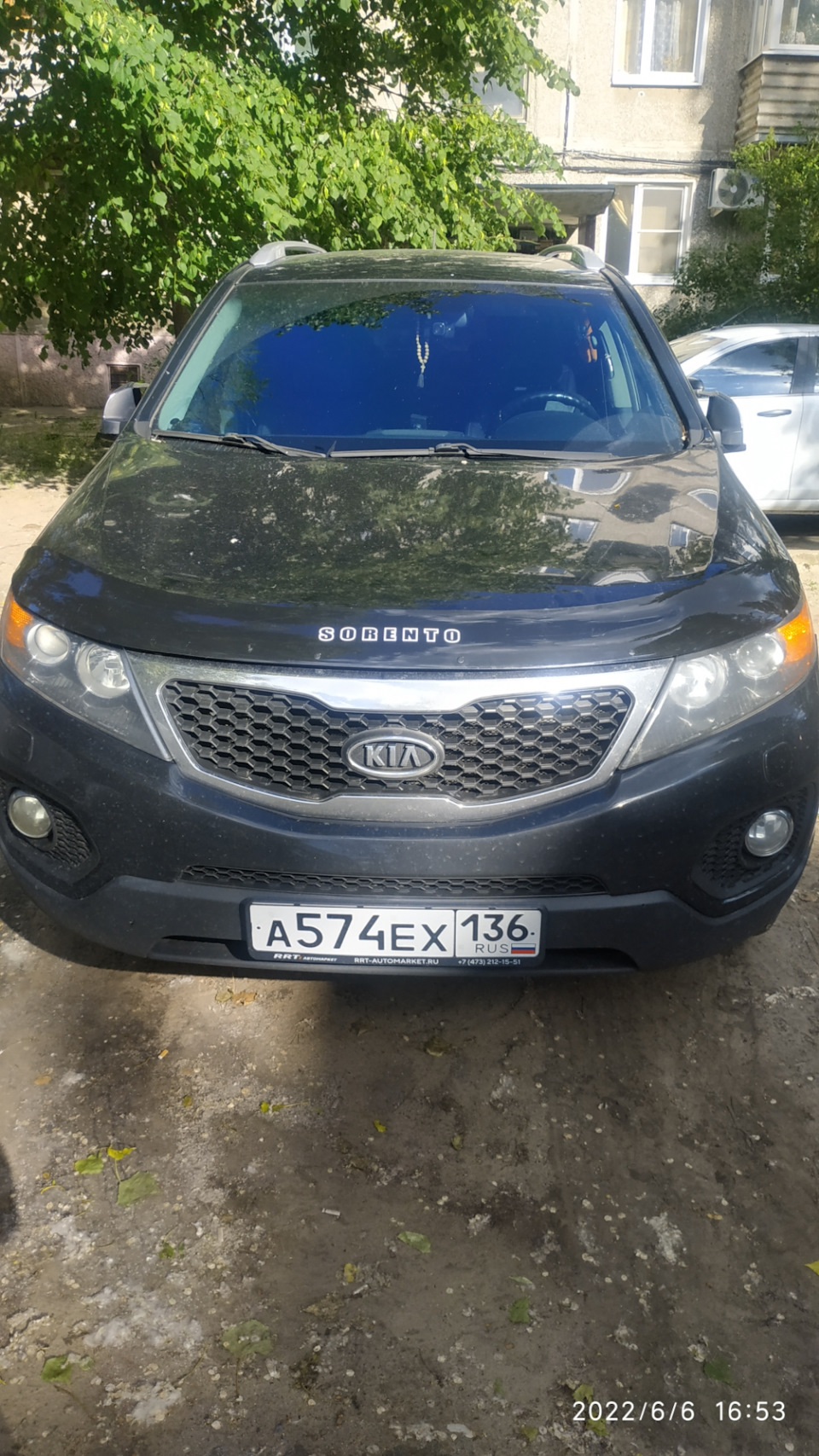 Монобровь. Дефлектор капота на месте. — KIA Sorento (2G), 2,4 л, 2011 года  | аксессуары | DRIVE2