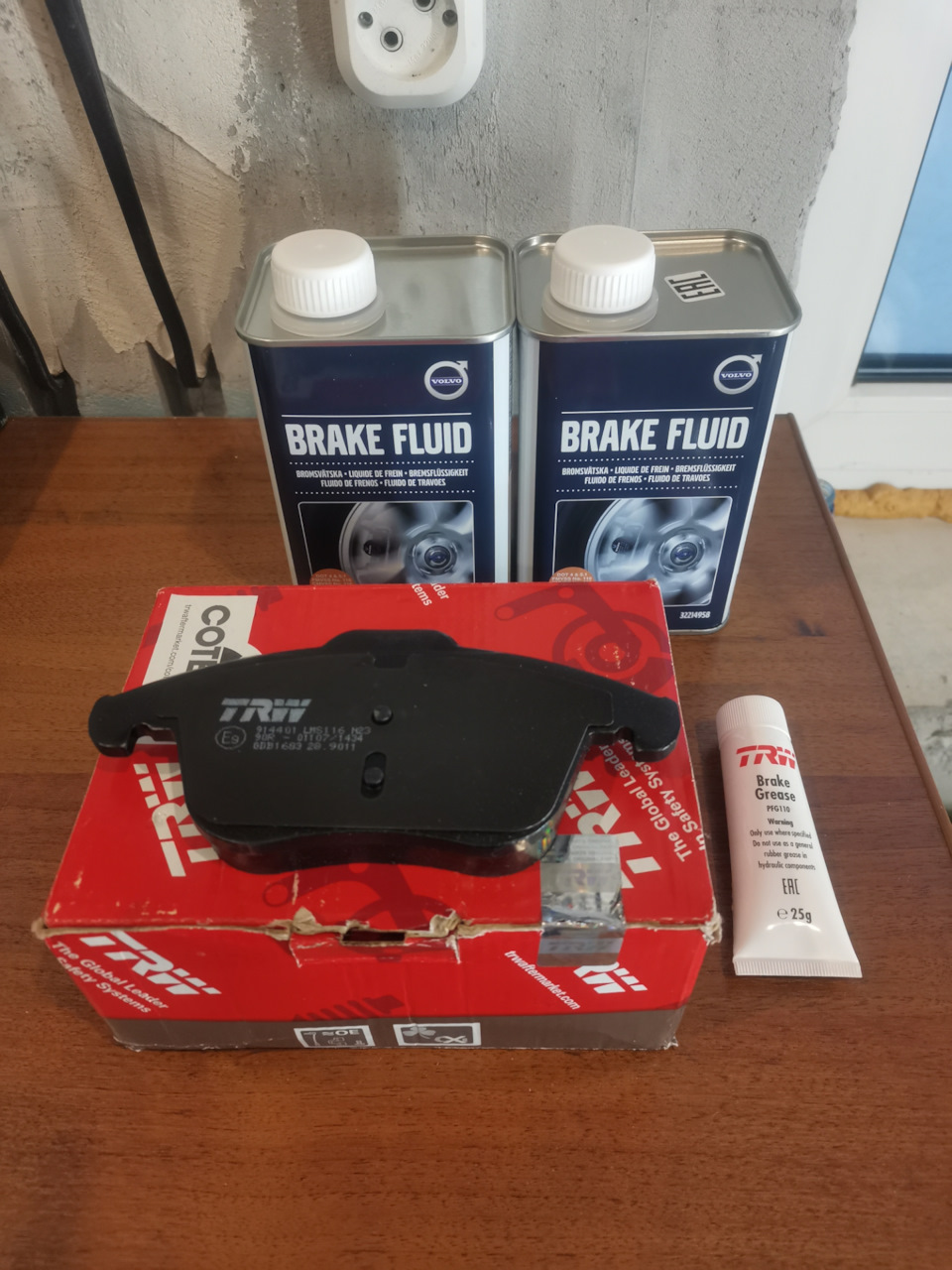 Замена передних тормозных колодок — Volvo S80 (2G), 2,5 л, 2011 года ...
