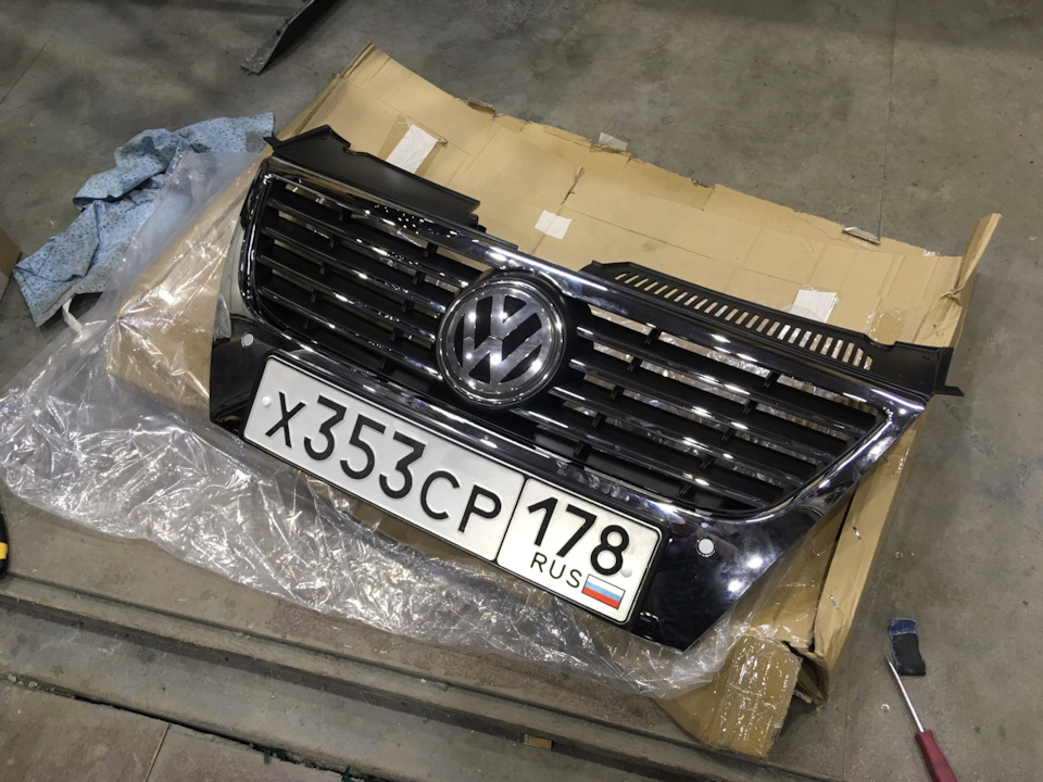 Собранная передняя решетка — Volkswagen Passat B6