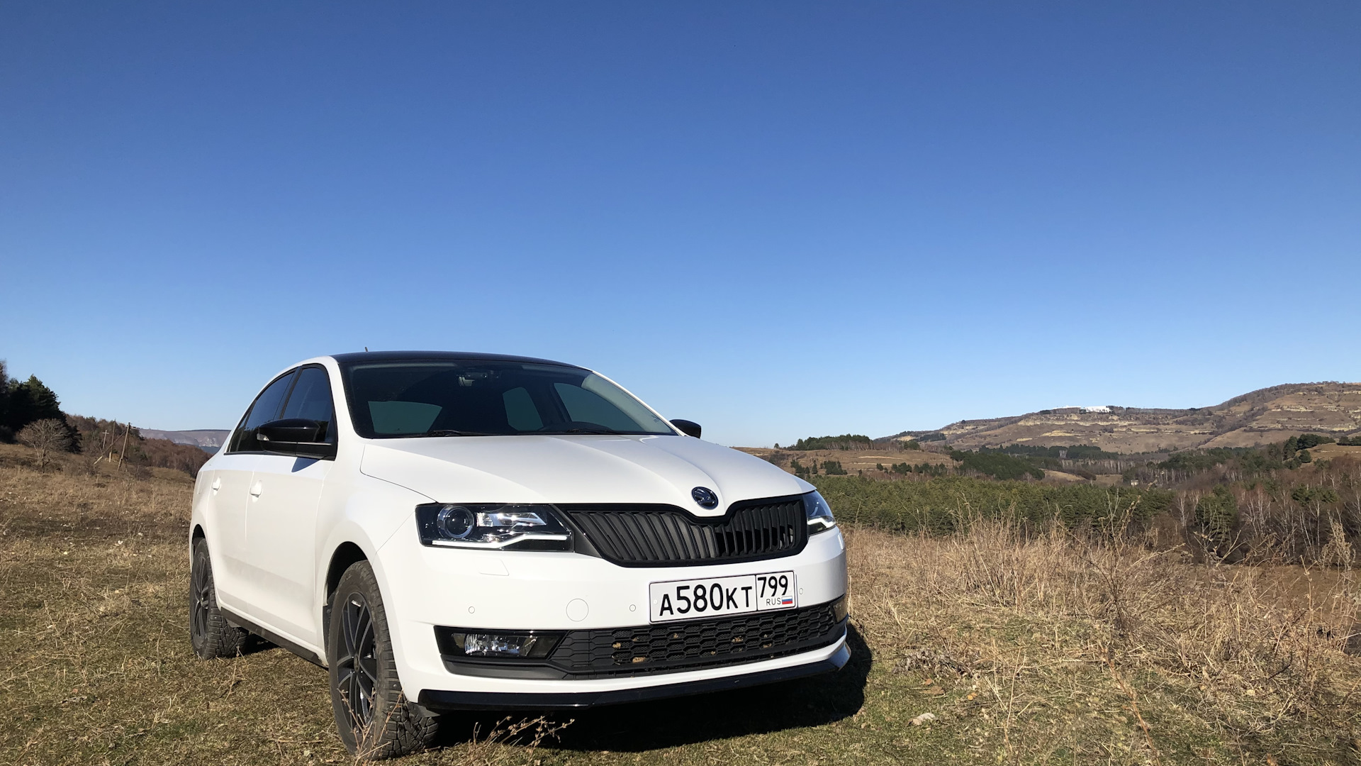 Рапид 1.6 110л с. Белая Шкода Рапид Озон. Белый Skoda Rapid у105но31. Белая Шкода Рапид с желтой полоской