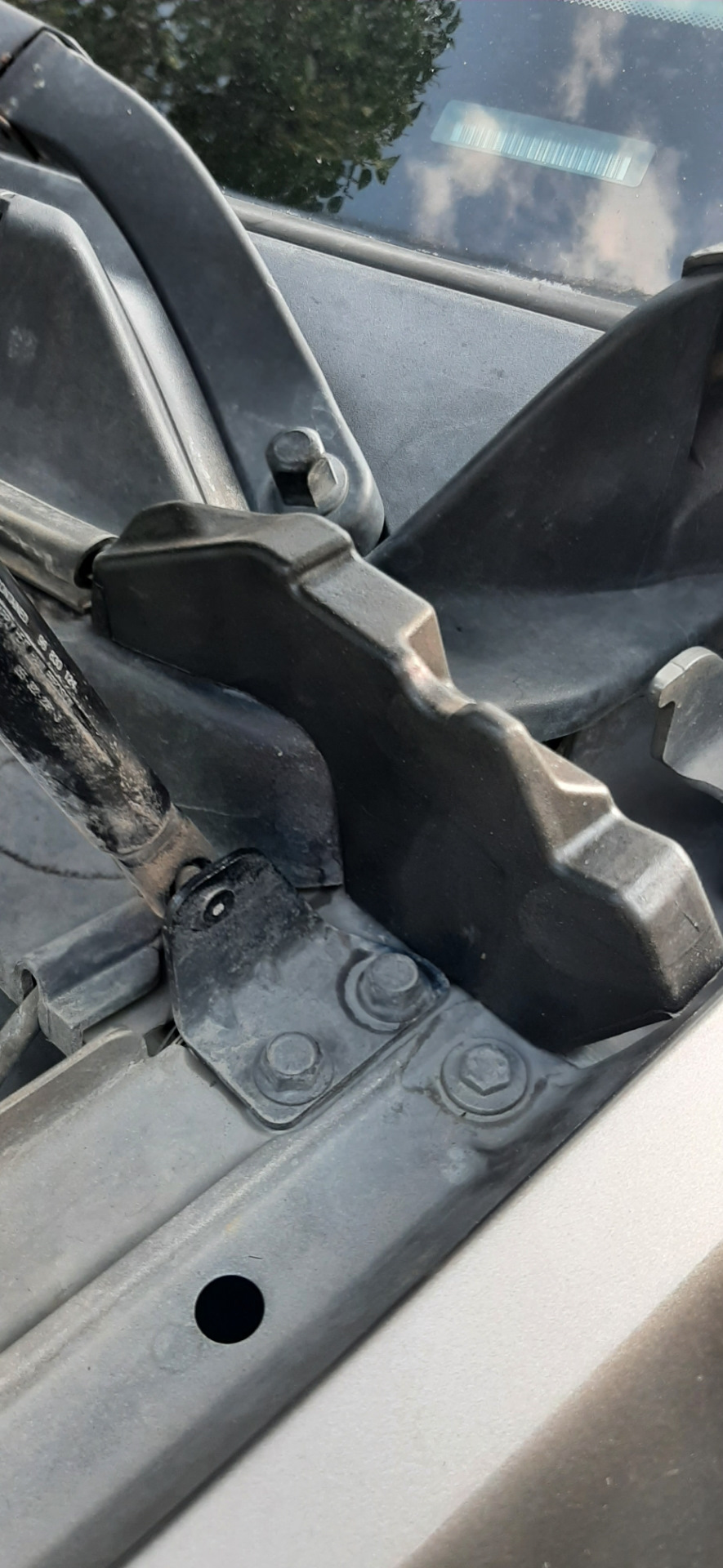 Уплотнители петель капота — Chevrolet Captiva (1G), 2,4 л, 2009 года ...