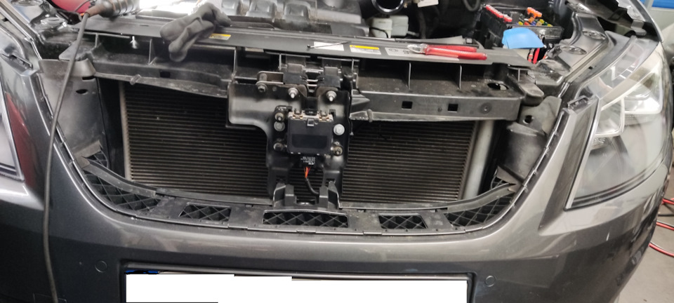 Прикрепленный радар и протянута проводка в салон. — SEAT Alhambra (2G)