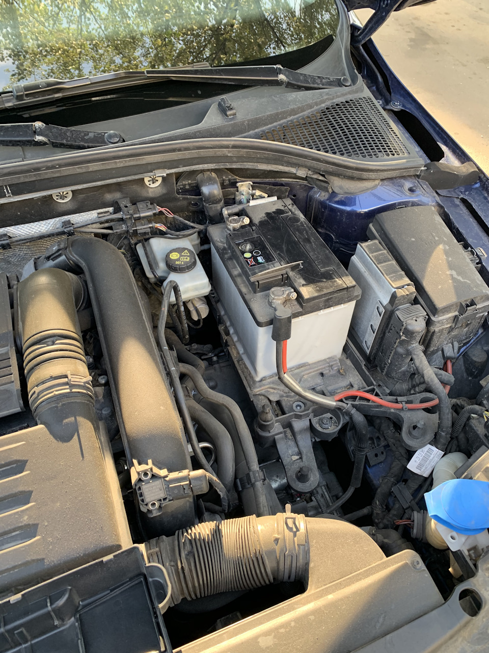 Замена аккумулятора — Skoda Octavia A7 Mk3, 1,4 л, 2014 года | запчасти ...