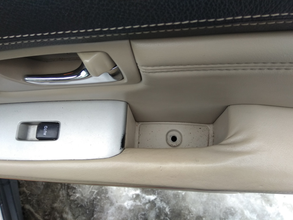 Lexus rx дверь. Обшивка водительской двери RX 350. Вставка подлокотника задней двери rx400. Дверные карты РХ-300.