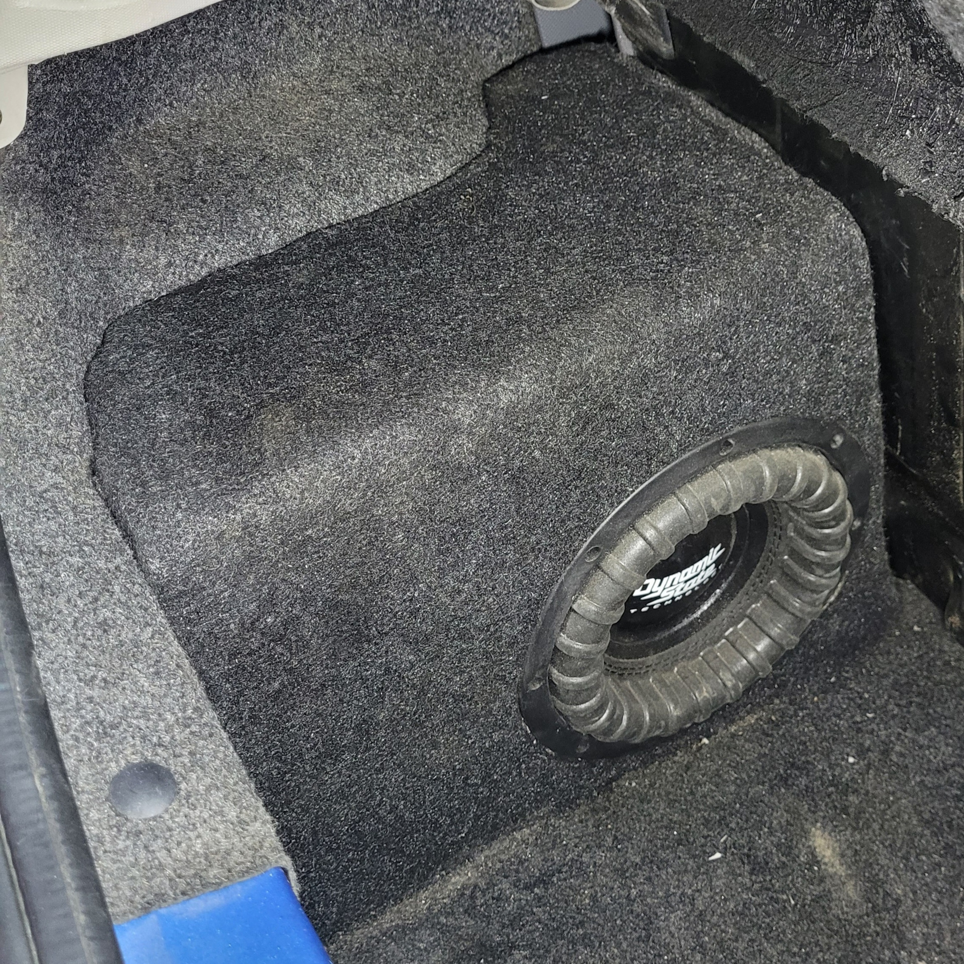 Закрепить сабвуфер в багажнике. Как найти сабу. Как найти сабу. Сабвуфер 2+2 в 4 ома. Пежо 107.