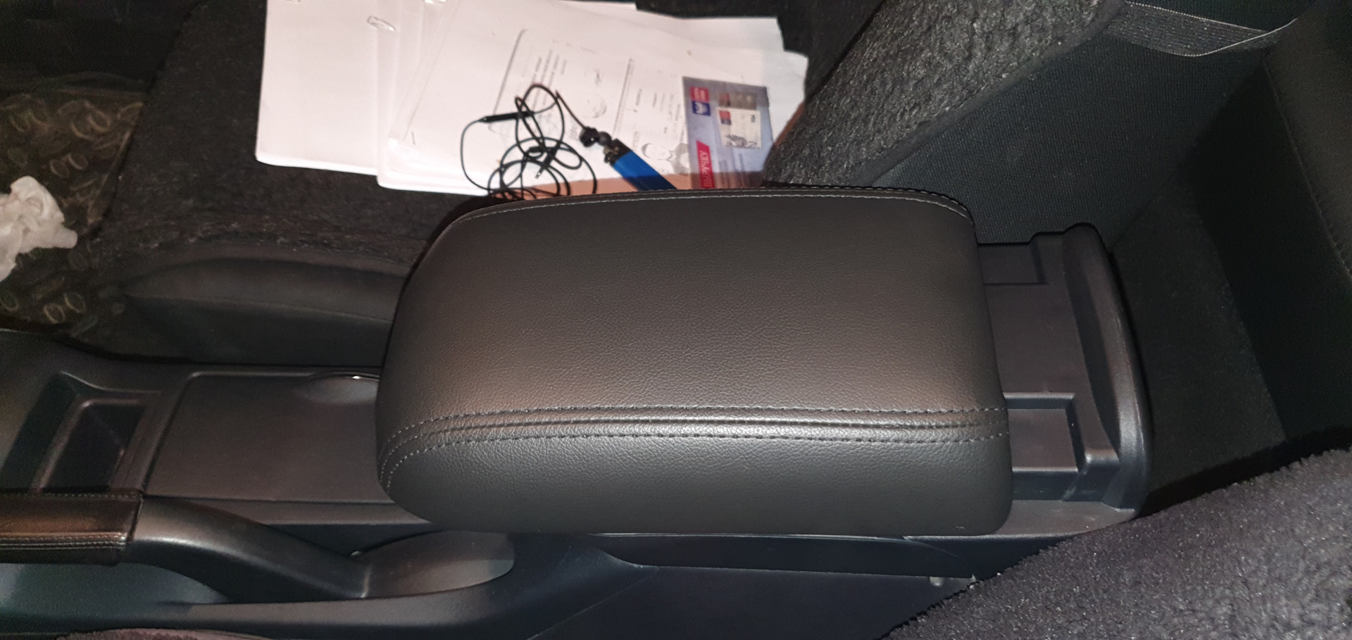 Выдвижной подлокотник и подстаканник. — Mitsubishi Lancer X, 1,8 л ...