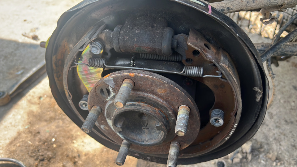 Собираем и обслуживаем тормоза — Mitsubishi Pajero Mini (2G)