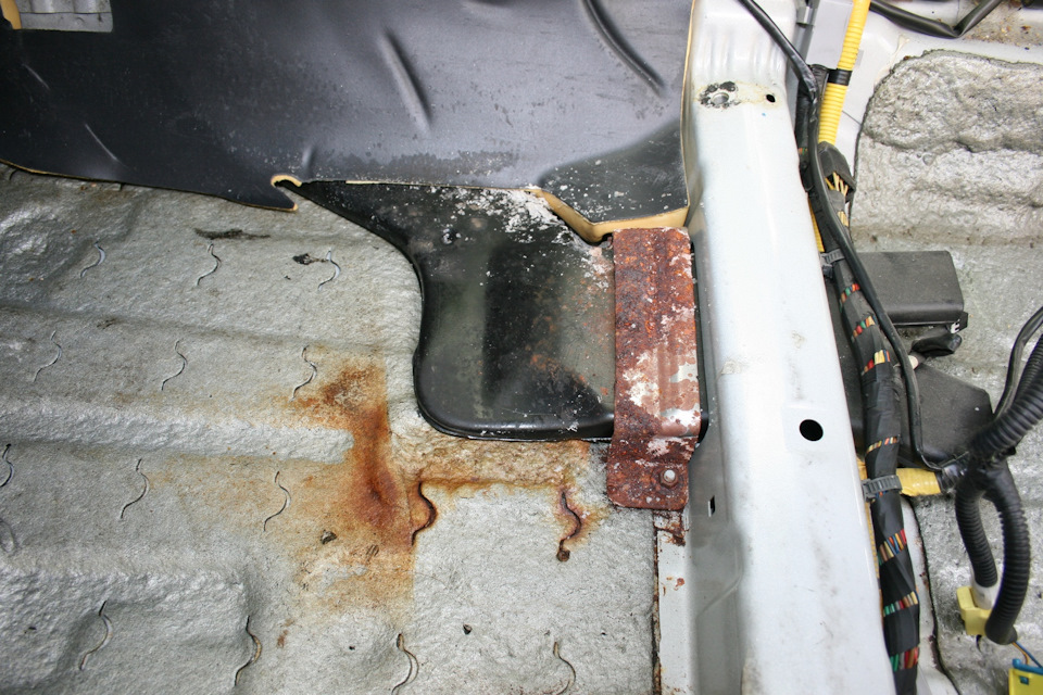 Такая картина нарисовалась на водительской стороне, когда я снял ковролин. Сгнившая направляющая воздуховода к ногам задних пассажиров только цветочки — Hyundai Elantra (3G)