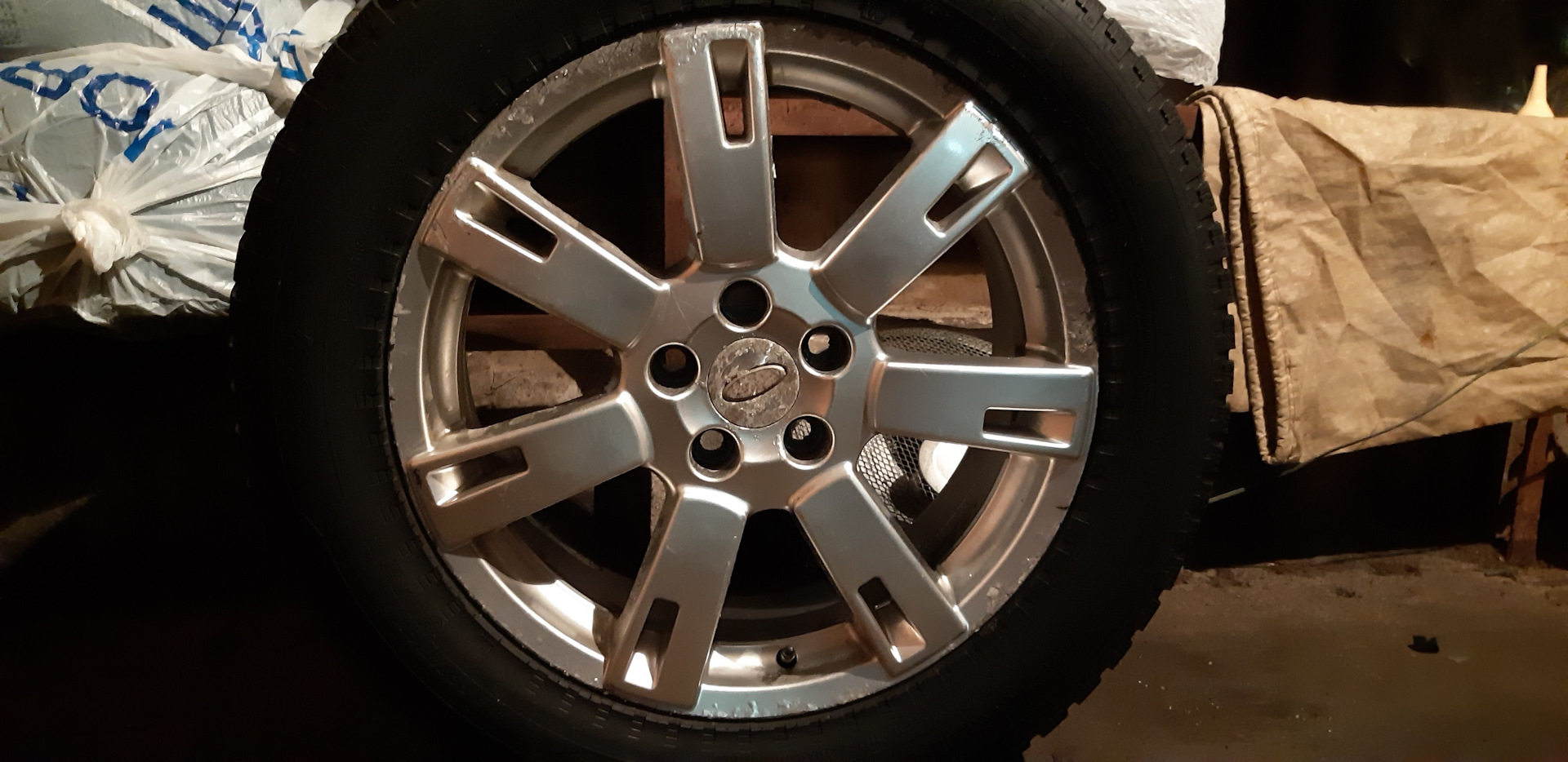 Комплект грязевые колёса на ленд Ровер Дискавери. Крепеж колес ленд Ровер 2014 года. Отрыв колеса ленд Ровер Норильск.