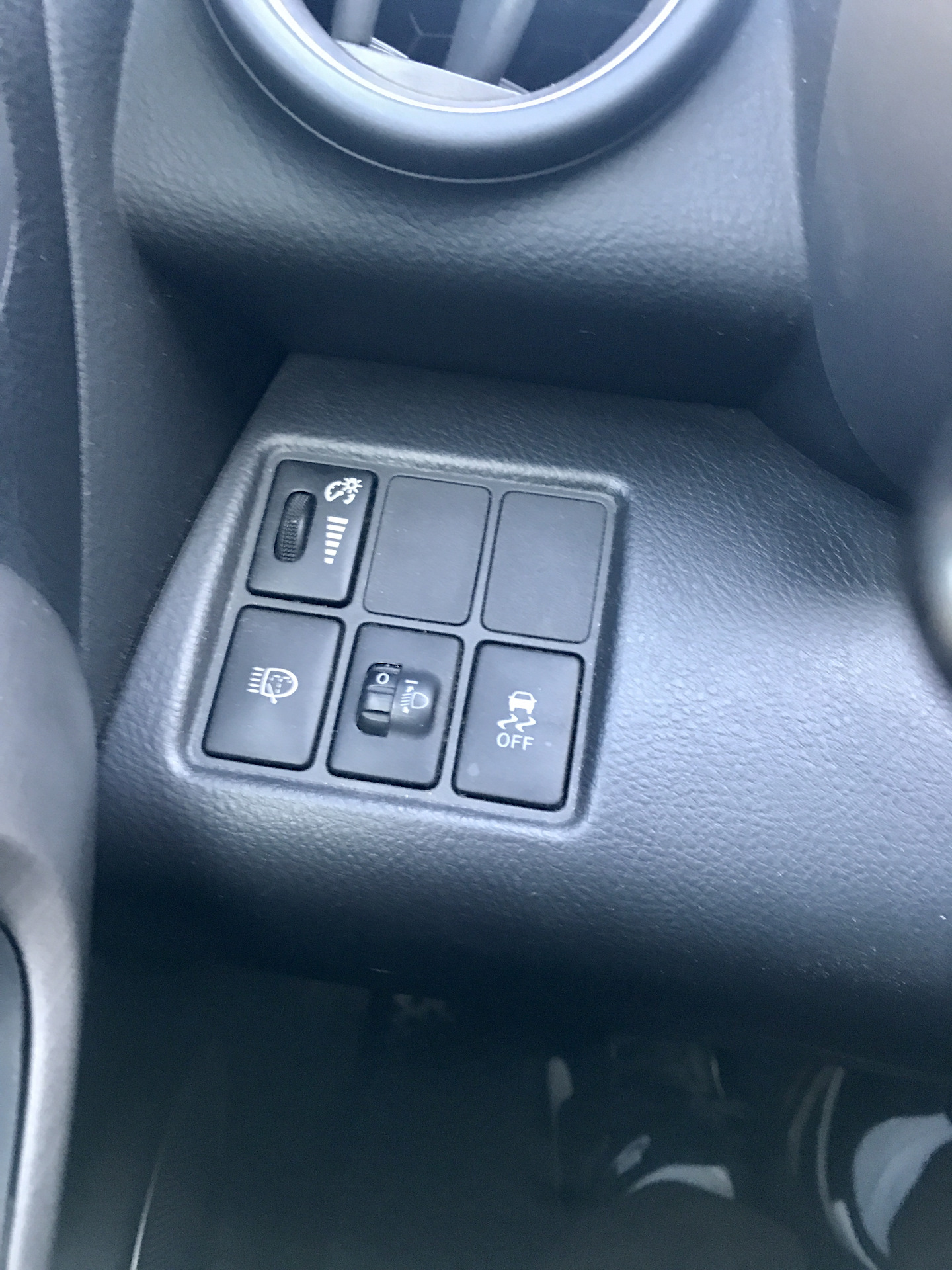 Рав 4 кнопку. Кнопка ESP Тойота рав4 2006. Toyota rav4 2008 кнопка люка. Рав 4 кнопка привода. Кнопка полного привода rav4.