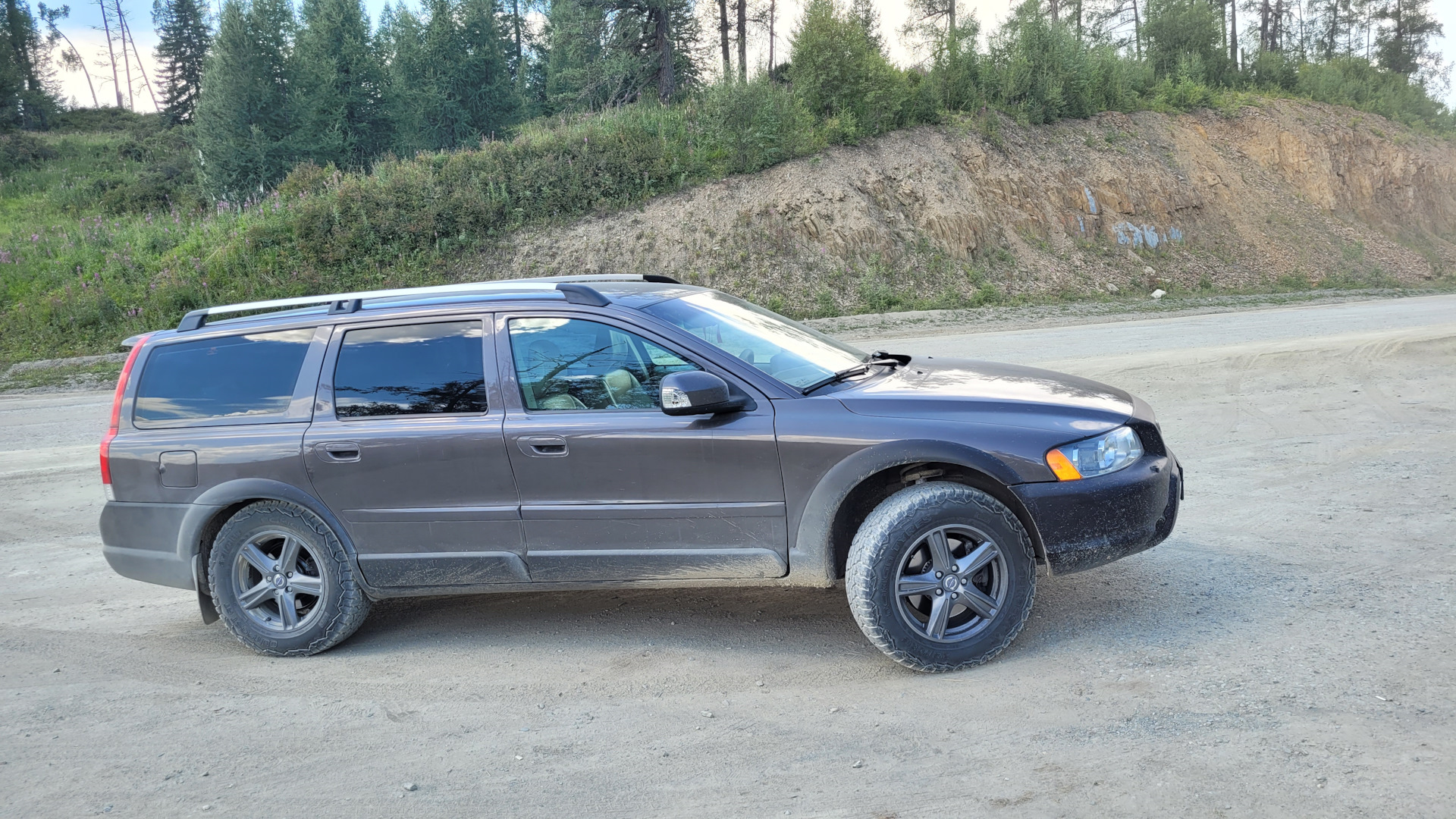 Volvo xc70 II на России в лесу