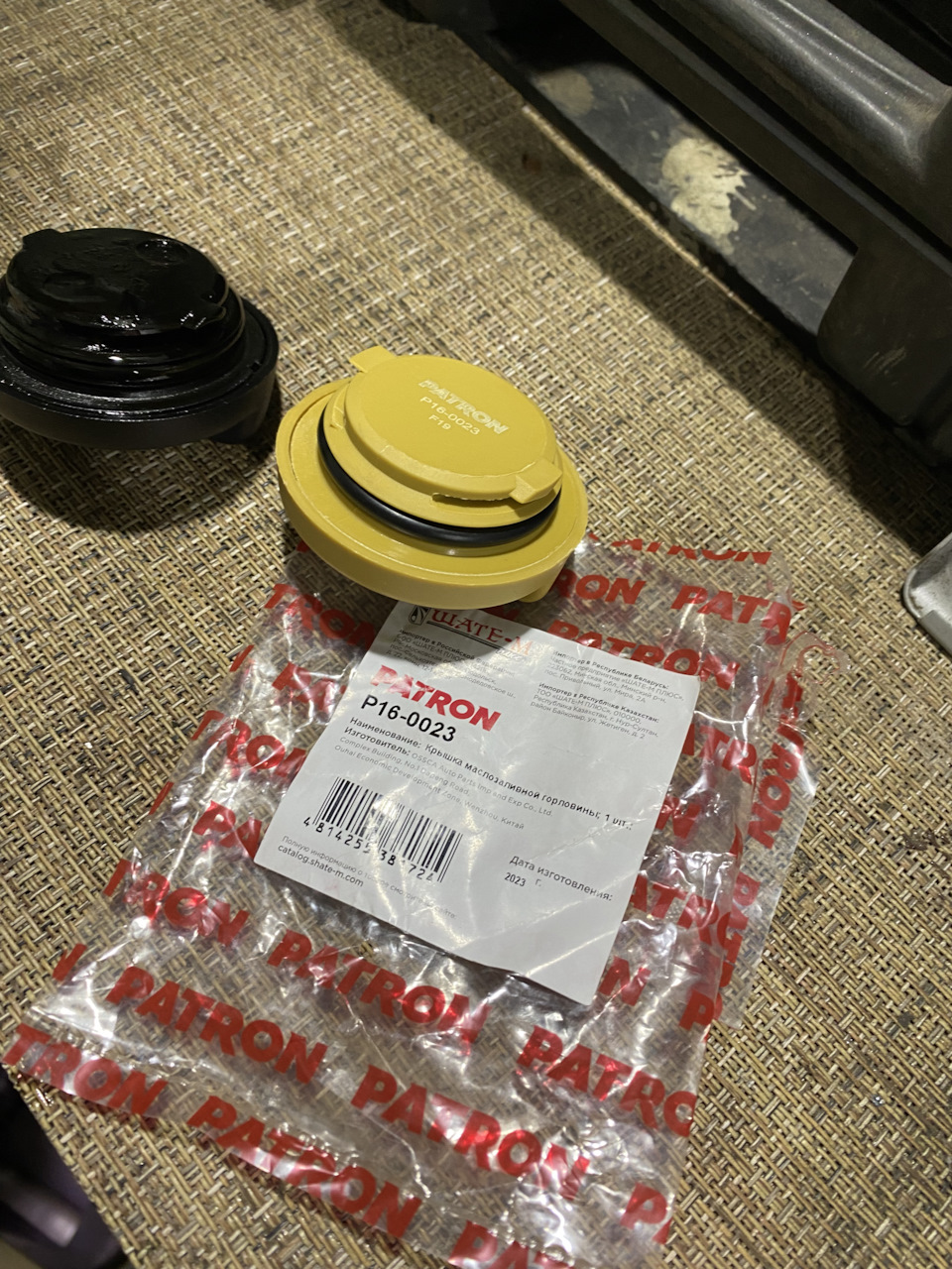 Замена крышки масло заливной горловины — Opel Astra J, 1,6 л, 2010 года ...