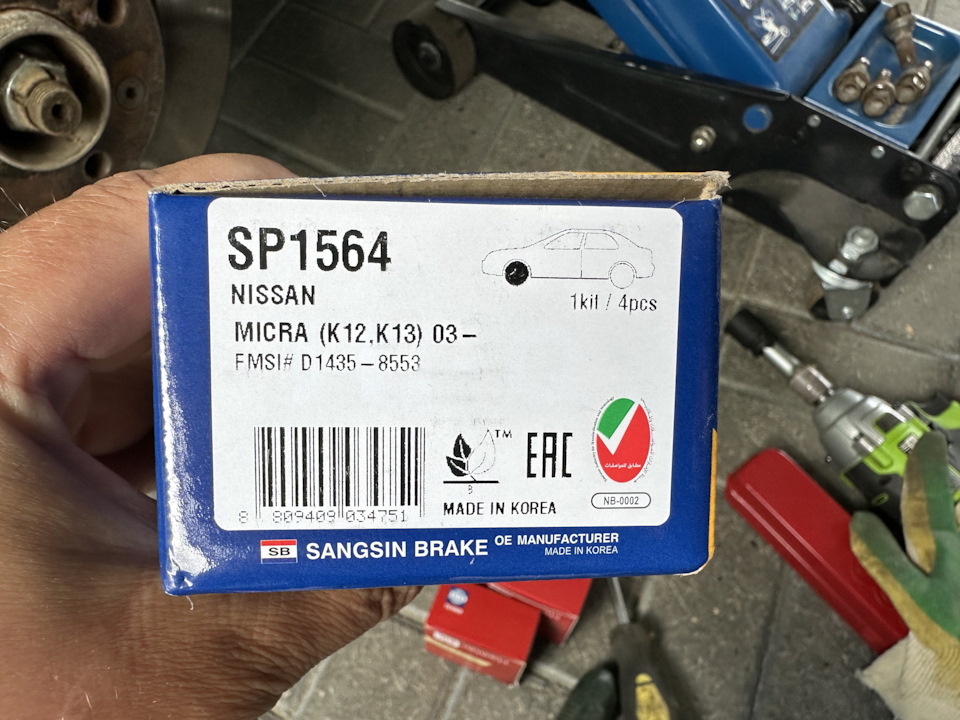 Замена тормозных колодок перед — Lada Ларгус, 1,6 л, 2017 года ...