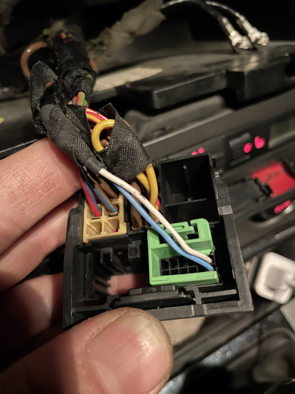 Разъём магнитолы — Volkswagen Passat B6